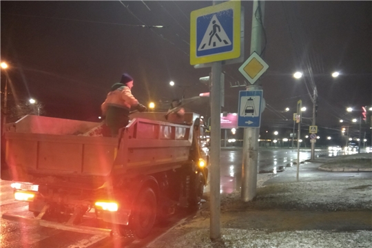 АО "Дорэкс" ликвидировал гололедицу в Чебоксарах в ночную смену