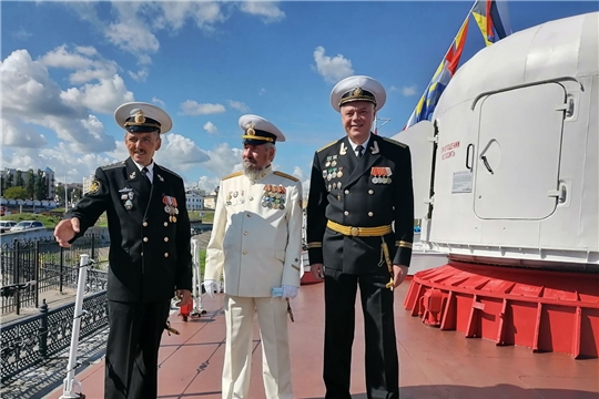 Моряки и пограничники морской службы посетили корабль «Чебоксары»