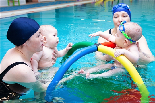 Лето с пользой: в детских садах столицы проводят оздоравливающие занятия в бассейнах