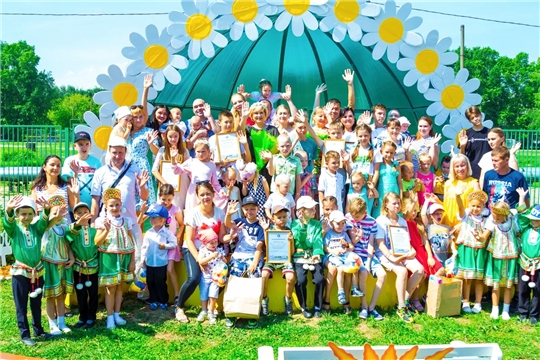 В День семьи, любви и верности в детских садах столицы поздравили многодетные семьи