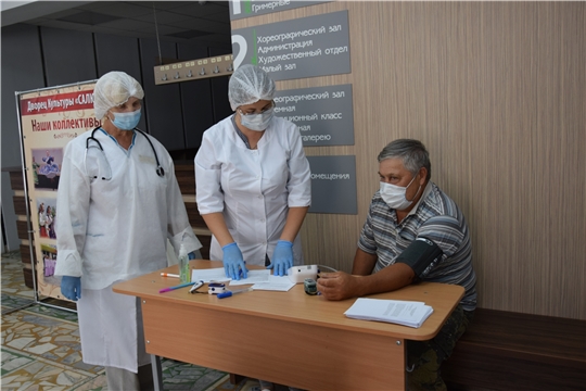 Дополнительный мобильный пункт вакцинации в Чебоксарах принимает первых пациентов