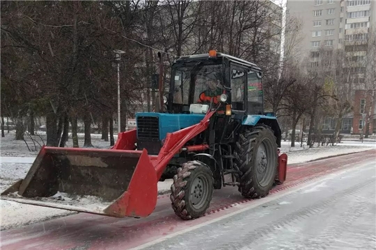 На очистку дорог от снега и ликвидацию гололедицы в Чебоксарах выпущено более 60 единиц коммунальной техники
