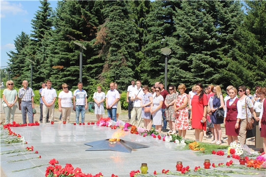 В День памяти и скорби жители города Канаш возложили цветы к Вечному огню