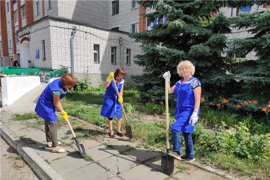 Коллектив Канашского комплексного центра социального обслуживания населения провел благоустройство территории