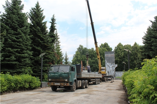 В городе Канаш продолжаются ремонтные работы Монумента Славы