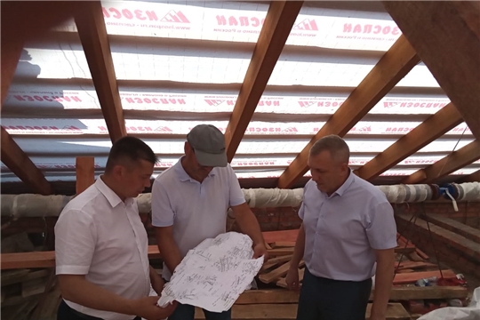 Председатель ГКЧС Чувашии Олег Яковлев проверил ход выполнения ремонтных работ пострадавшего дома от огня в Канаше