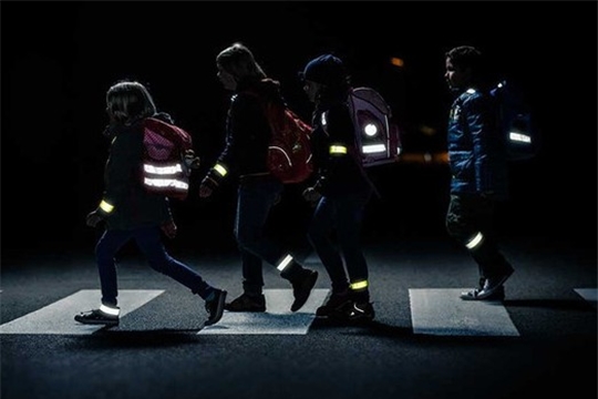 ГКЧС Чувашии призывает использовать светоотражающие элементы на одежде или сумке ребенка