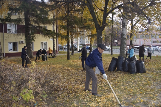 Сотрудники ГКЧС и подведомственных учреждений вышли на субботник