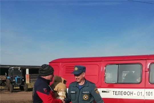 Вручение пожарного обмундирования добровольным пожарным Комсомольского района