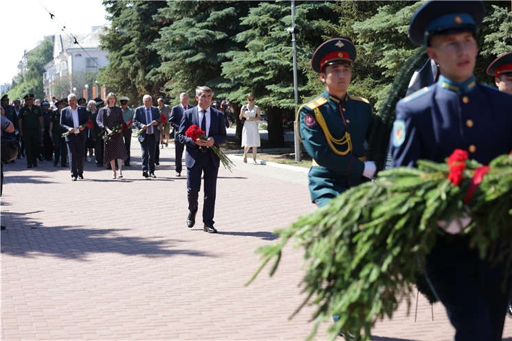 Чӑваш Ен Пуҫлӑхӗ Олег Николаев Çар Мухтавĕн мемориалĕн комплексӗнче Ӗмӗрлĕх вут-ҫулӑмĕ  умне чĕрĕ чечексем хунă