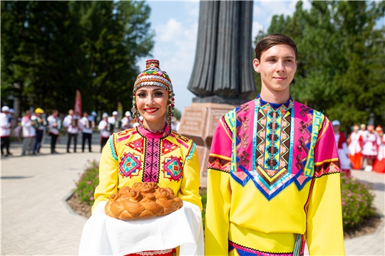 Чӑваш Ен Пуҫлӑхӗ Олег Николаев Пĕтĕм чăвашсен Акатуй уявне савăнăҫлă лару-тăрура уҫнă ҫĕре хутшăннă (фото Максима Васильева)