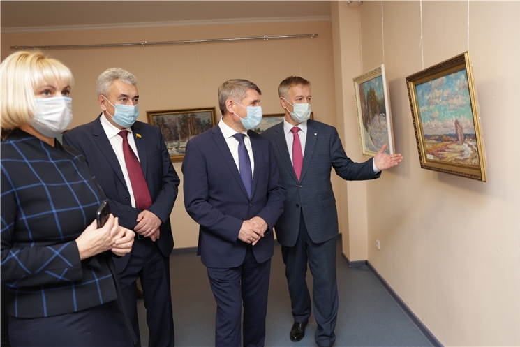 Олег Николаев открыл приуроченную ко Дню народного единства выставку чувашского художника Анатолия Данилова