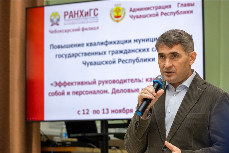 Олег Николаев вручил главам администраций муниципалитетов удостоверения о прохождении курсов повышения квалификации