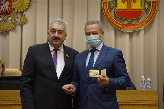 Депутатам Государственного Совета Чувашской Республики седьмого созыва вручили служебные удостоверения и значки