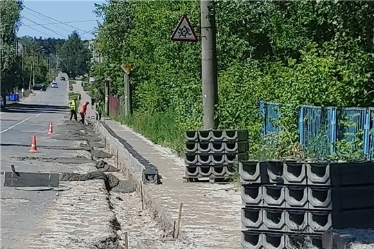 В Шумерле в рамках реализации муниципальной программы «Развитие транспортной системы» продолжаются работы по текущему ремонту автомобильных дорог города.