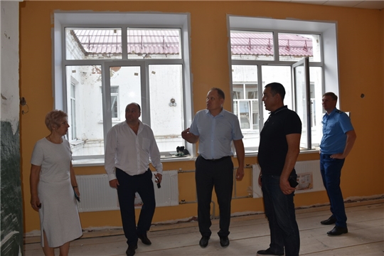 Контрольно-надзорные органы проинспектировали ход ремонтных работ в образовательных учреждениях города Шумерля