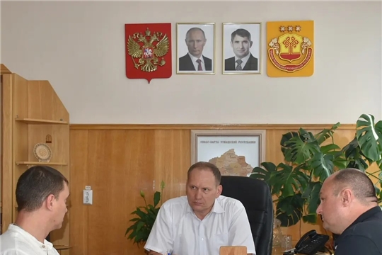 Глава администрации города Шумерля Валерий Шигашев призвал подрядчика ускорить темпы ремонтных работ в школе №3