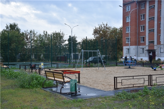 Еще одну дворовую площадку, благоустроенную в рамках исполнения 139 Указа Главы Чувашской Республики, открыли в Шумерле