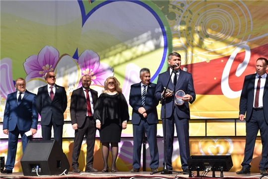 Глава Чувашской Республики Олег Николаев и другие официальные лица поздравили Шумерлю с Днем города