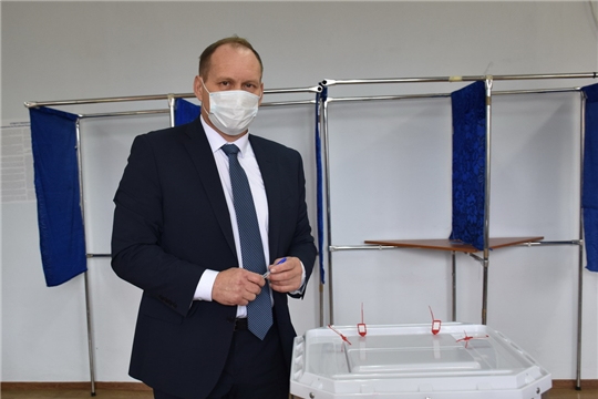 Глава администрации города Шумерля Валерий Шигашев принял участие в голосовании