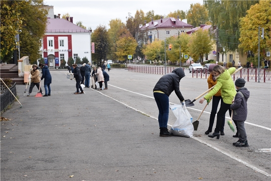 Сотрудники администрации города Шумерля вышли на субботник