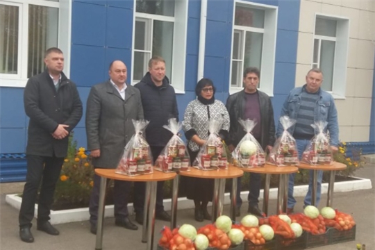 Депутаты Собрания депутатов города Шумерля приняли участие в благотворительной акции «Наполним домашний погребок»