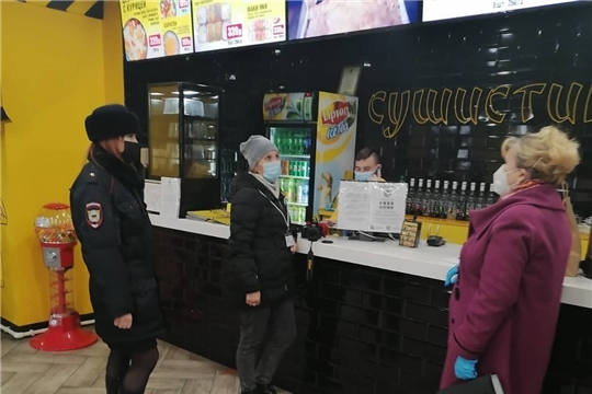 В Шумерле члены мобильной группы совместно с представителями полиции и Роспотребнадзора провели рейд по городским кафе