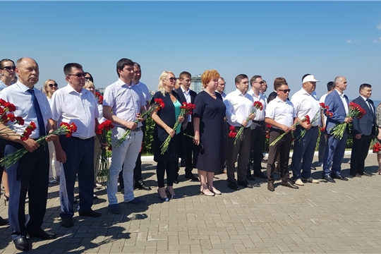 В Мемориальном комплексе "Победа" состоялось возложение венков и цветов, посвященное Дню памяти и скорби