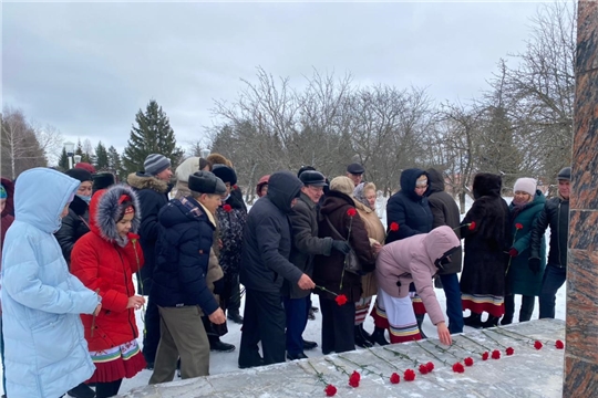 Торжественное возложение цветов к памятнику Михаила Сеспеля в д. Сеспель