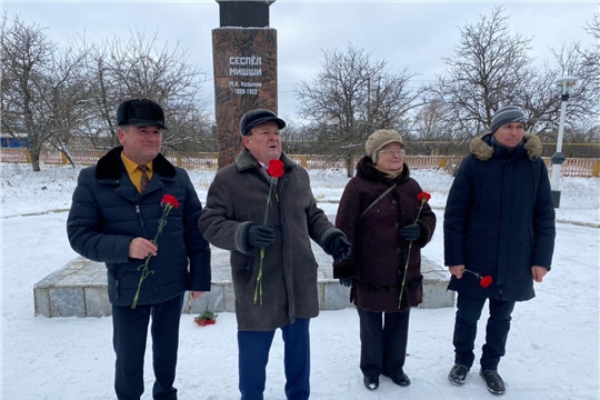 Торжественное возложение цветов к памятнику Михаила Сеспеля в д. Сеспель