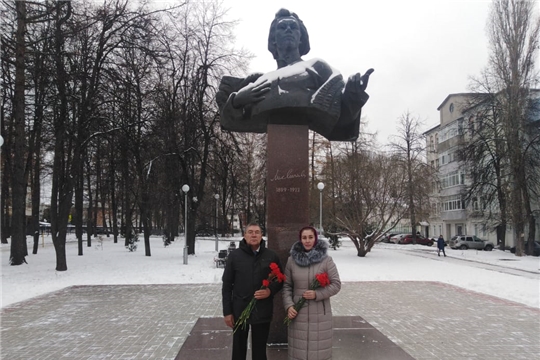 Возложение цветов к памятнику выдающегося чувашского поэта Михаила Сеспеля