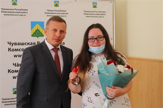 Глава администрации Комсомольского района Александр Осипов вручил ключи от благоустроенной квартиры Эльвире Смирновой