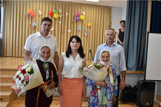 Жительницам Козловского района вручены памятные медали, посвященные 80-летию строительства Сурского и Казанского оборонительных рубежей.