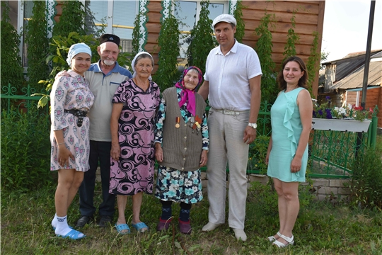 Фирдавиль Искандаров вручил памятную медаль Дарии Тимофеевне Родионовой