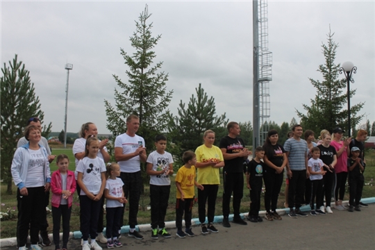 Спортивный праздник в городе Козловка продолжила семейная легкоатлетическая эстафета "Папа, мама, я - спортивная семья"