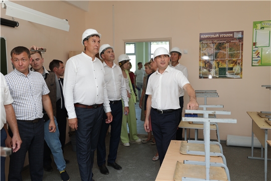 Олег Николаев проинспектировал ход ремонтных работ в школах ряда районов республики
