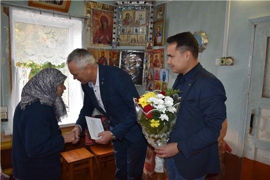 Владислав Шмелев поздравил долгожителей района