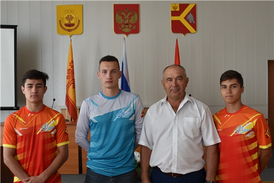 Глава администрации района Александр Кузнецов подарил футбольной команде «Факел» новую спортивную форму