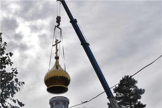 Глава администрации Красноармейского района Александр Кузнецов принял участие в освящении и установке купола на Часовню