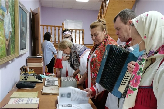 В краеведческом народном музее «Человек и природа» им. В.Г. Толстова-Атнарского провели обзор выставки «Труд славит человека»