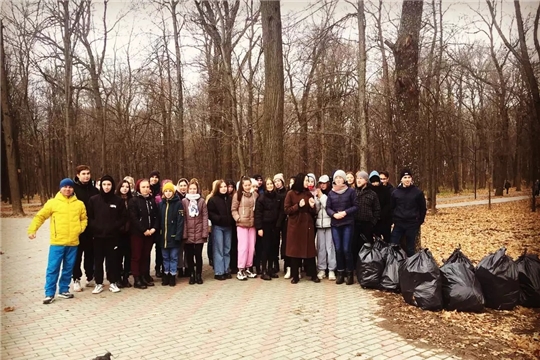Молодежь Чебоксар принимает активное участие в осеннем экологическом Месячнике