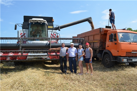 На полях Мариинско-Посадского района идут работы по уборке урожая