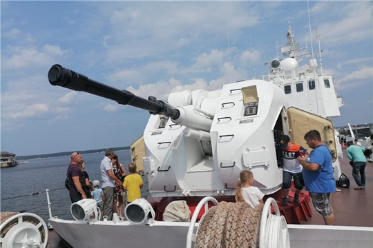 На военном корабле «Чебоксары» начались экскурсии