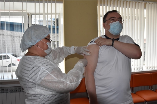 Добровольная забота: как на предприятиях Чувашии мотивируют сотрудников к вакцинации от COVID-19
