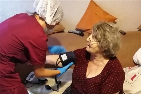 В Чебоксарах пациенты почтенного возраста проходят повторную вакцинацию