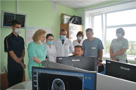 Ведущий нейрохирург России провел мастер-класс для специалистов и проконсультировал маленьких пациентов