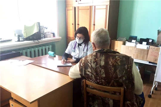 Врач-кардиолог проконсультировала пациентов в Урмарском районе