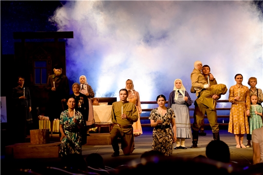 В День памяти и скорби в Чувашском драмтеатре состоялся показ спектакля «Инкеклĕ телей» («Горестное счастье»)