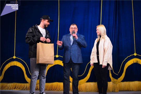 В Русском драмтеатре поздравили 1000-го покупателя билета по программе «Пушкинская карта»
