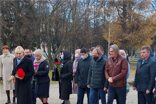 Министр культуры Светлана Каликова возложила цветы к памятнику Ивана Яковлева